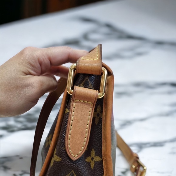 (SOLD❗️) Authentic Louis Vuitton Menilmontant PM - Picture 5 of 9